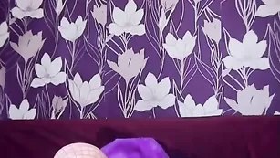 Зачетная сучка ласкает половые губки