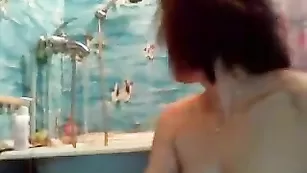 Татуированная самка sandykiss принимает ванную