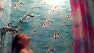 Татуированная самка sandykiss принимает ванную