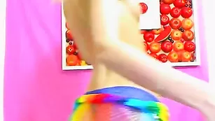 Заводная самка escadaxxx трахает киску пальчиками