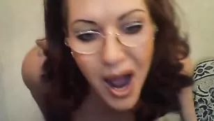 Рыженькая МИЛФ sexygrudi облизывает обвисшие дойки