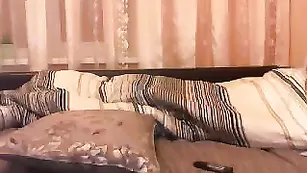 Девочка в чулках zilja мастурбирует бритую киску