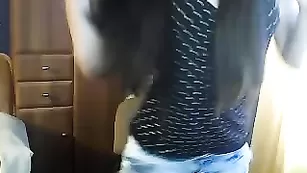 Распутная брюнеточка wildwolf1 не спешит раздеваться