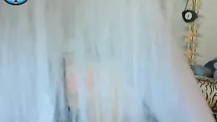 Прекрасная beybochka снимает нижнее белье