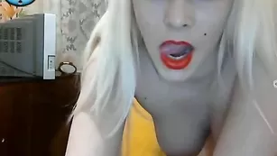 Прекрасная beybochka снимает нижнее белье