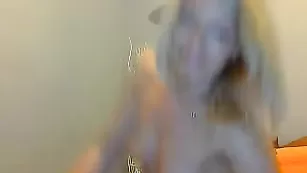 Сексуальная LbDinka занимается жестки фистингом