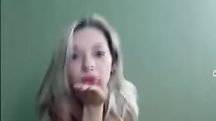 Голенькая девочка AVonTease натирает себя маслом