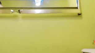 Нежная самка RebbecaSnowsh обнажила грудь