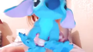 Рыжая шмара Sasha_Flexy ласкает бритую киску