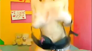 Грудастая стерва CandyLoVee мастурбирует пизду