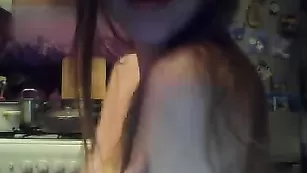 Обнаженная шалава делает минет на кухне