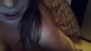 Обнаженная шалава делает минет на кухне