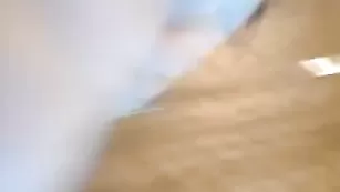 Возбужденная alexxxela трахает дырочки