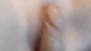 Возбужденная alexxxela трахает дырочки