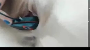 Блаженная Senzuala1990 трахает пизду мышкой