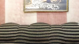 Малолетняя самка ласкает натуральные сиси