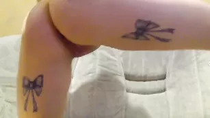 Пикантная titsbaby ласкает половые губки