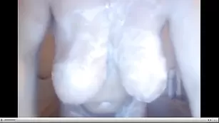 Пышногрудая зайка scrumptious моется в душе