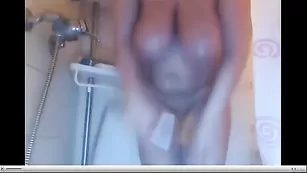 Пышногрудая зайка scrumptious моется в душе