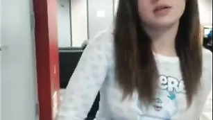 Озабоченная малая мастурбирует пизду в библиотеке