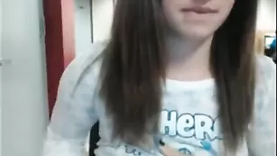 Озабоченная малая мастурбирует пизду в библиотеке