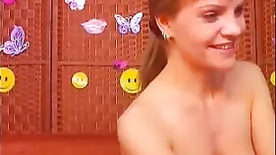 Сисястая красавица трахает пизденку