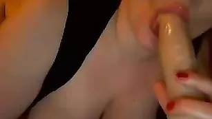 Грудастая курва Tamila90 отсасывает дилдо