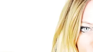 Новенькая нимфа skyangel4u мастурбирует пизду