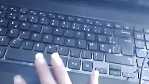 Француженка morgane88 трахает попку самотыком