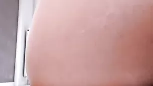 Загорелая нимфа morgane88 трахает сочный анальчик