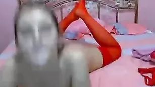 Грудастая малышка Alinna20 позирует в красных чулках