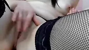 Черноволосая леди xsexymaryx трахает сочный клитор