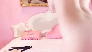 Симпатичная angelnika ласкает грудь и пизду