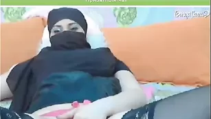 Телка в парандже Perrsik мастурбирует пизденку