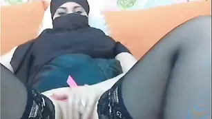 Телка в парандже Perrsik мастурбирует пизденку