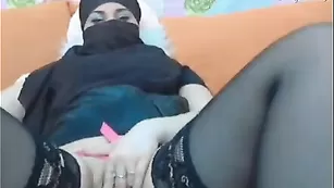 Телка в парандже Perrsik мастурбирует пизденку