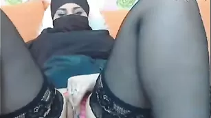 Телка в парандже Perrsik мастурбирует пизденку