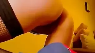 Шикарная модель soliel вертит аппетитной жопкой