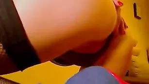 Шикарная модель soliel вертит аппетитной жопкой