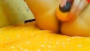 Игривая сука DirtThoughts трахает киску фаллосом