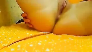 Игривая сука DirtThoughts трахает киску фаллосом