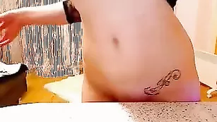 Роскошная LARRA трахает бритые щелки