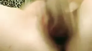 Аппетитная стерва SexyJess трахает очко расческой