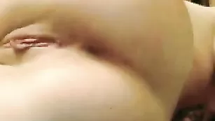 Аппетитная стерва SexyJess трахает очко расческой