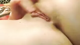 Аппетитная стерва SexyJess трахает очко расческой