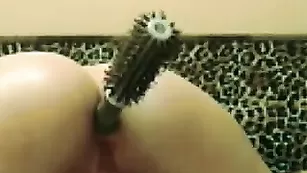 Аппетитная стерва SexyJess трахает очко расческой