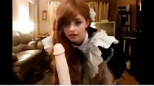 Рыженькая школьница в униформе облизывает страпон