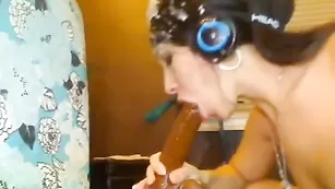 Жаркая телочка lipsss заглатывает длинный страпон