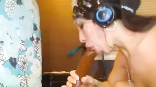 Жаркая телочка lipsss заглатывает длинный страпон