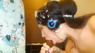 Жаркая телочка lipsss заглатывает длинный страпон